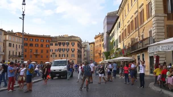 Toeristen lopen op gezellige straten van Rome — Stockvideo