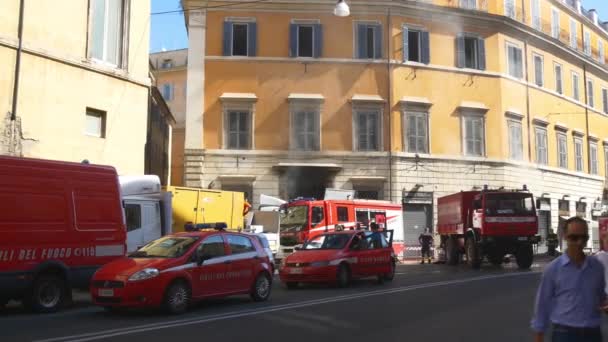 Pożar wypadek przy ulicy w Rzymie. — Wideo stockowe