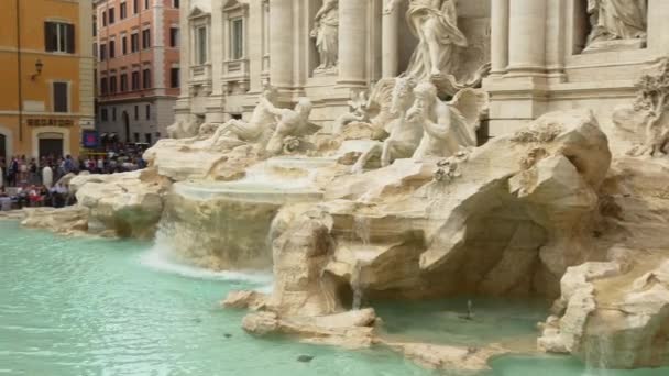 Touristen in der Nähe von Fontaine in Rom — Stockvideo
