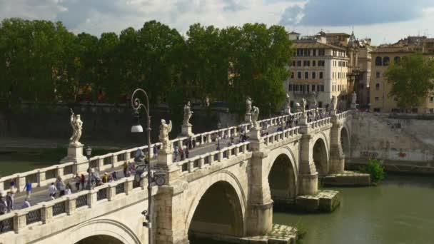 Rivier brug in rome — Stockvideo