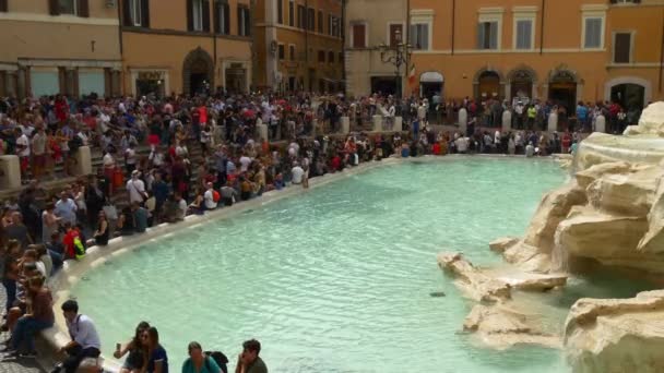 Turisti vicino fontaine a Roma — Video Stock