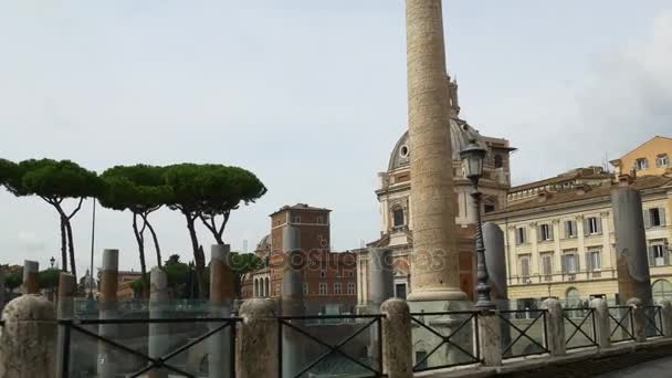 Turistas caminando por las acogedoras calles de Roma — Vídeos de Stock