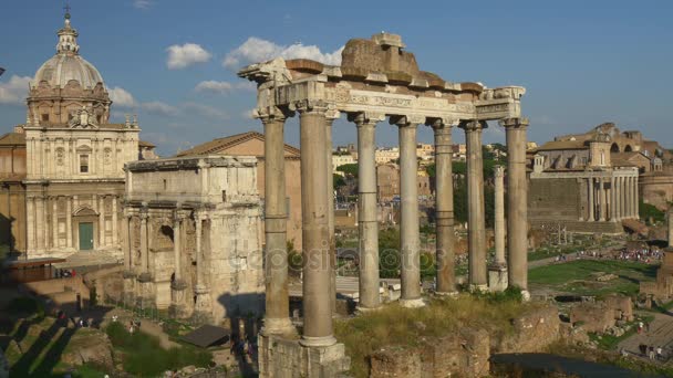 Turistas caminando sobre las ruinas de la antigua Roma — Vídeos de Stock