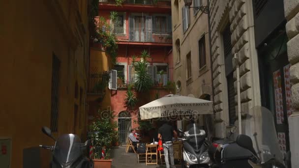 Touristen spazieren durch gemütliche Straßen Roms — Stockvideo