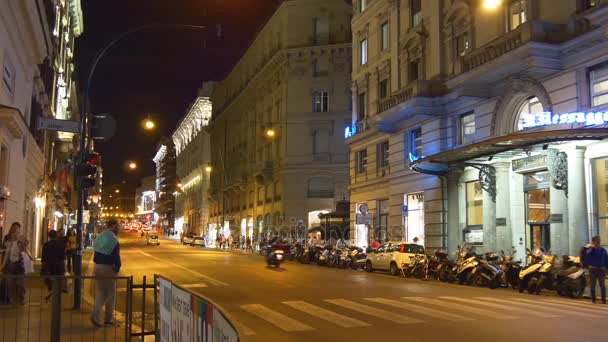 Turistů chůzi na útulné ulicích Říma — Stock video