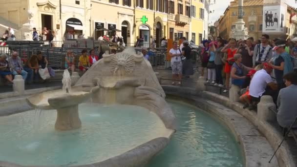 Turystów w pobliżu fontaine w Rzymie — Wideo stockowe