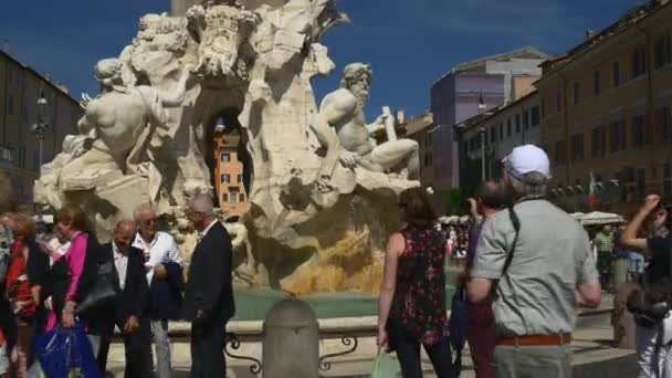 Turistas cerca de fontaine en Roma — Vídeo de stock