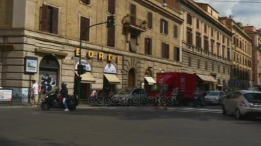 turistler rahat Roma sokaklarında yürüyüş 