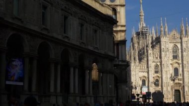 Piazza del Duomo gelen turist