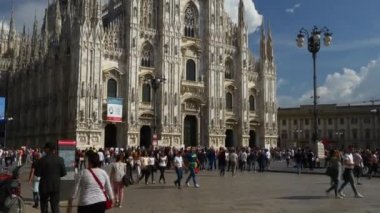 Piazza del Duomo gelen turist
