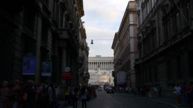 turistler rahat Roma sokaklarında yürüyüş 