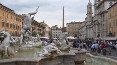 İspanyolca kare üzerinde eski tekne çeşme