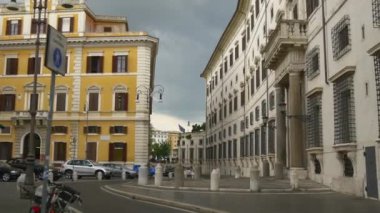 turistler rahat Roma sokaklarında yürüyüş 