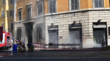 Roma'da çalışan itfaiyeciler