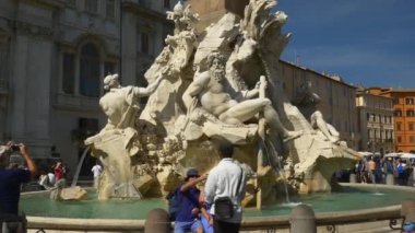 İspanyolca kare üzerinde eski tekne çeşme