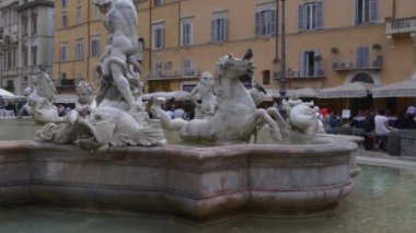 İspanyolca kare üzerinde eski tekne çeşme