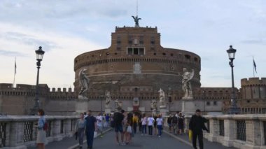 turistler rahat Roma sokaklarında yürüyüş 