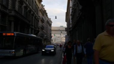 turistler rahat Roma sokaklarında yürüyüş 