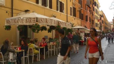 turistler rahat Roma sokaklarında yürüyüş 