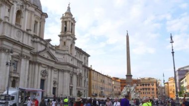 İspanyolca kare üzerinde eski tekne çeşme