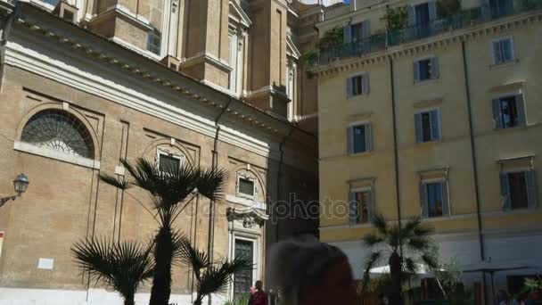 Turystów, którzy chodzą na przytulne ulice Rzymu — Wideo stockowe