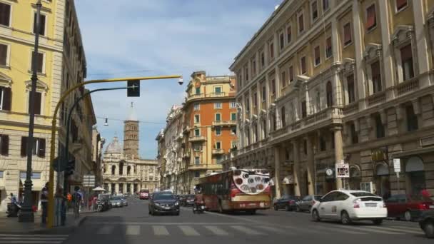 Turistů chůzi na útulné ulicích Říma — Stock video