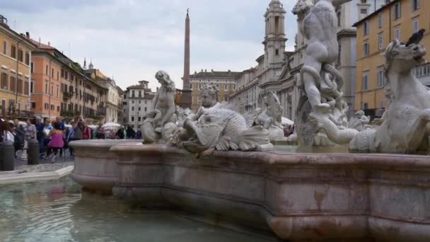 Toeristen in de buurt van fontaine in Rome — Stockvideo