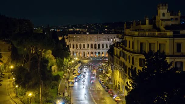 Italia noche altare della patria azotea punto de vista coliseo tráfico calle panorama 4k time lapse — Vídeos de Stock