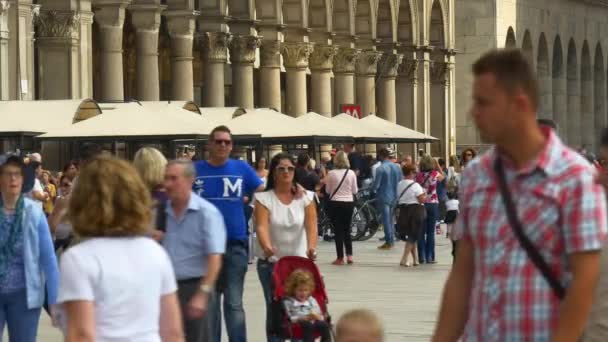 Turystów, którzy chodzą na przytulne ulice Mediolanu — Wideo stockowe