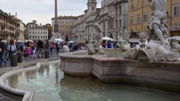 Touristes près de fontaine à Rome — Video