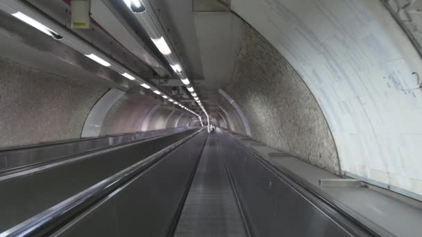 Moviéndose en escaleras mecánicas del metro — Vídeo de stock