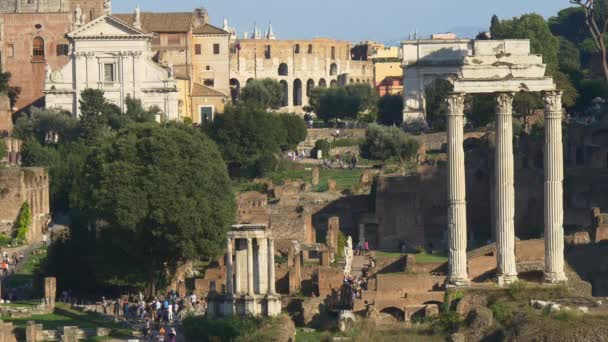 古代ローマの遺跡の上を歩く観光客 — ストック動画