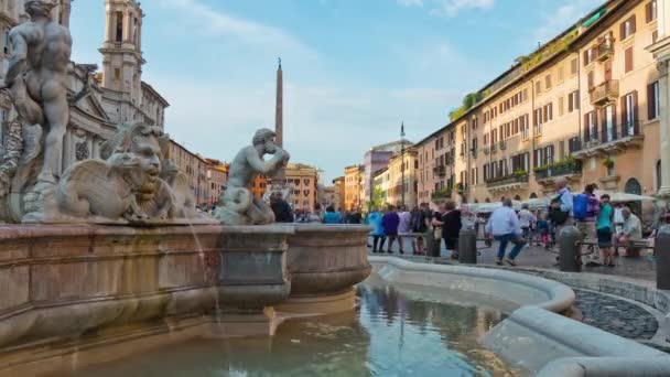 Италийский летний день Римская площадь Навона Моро фонтан переполненная панорама 4k время истекло — стоковое видео