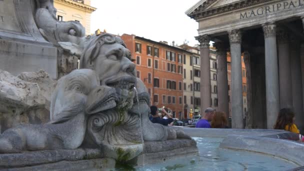 Vecchia fontana della barca sulla piazza spagnola — Video Stock