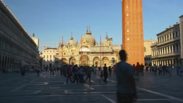 산 마르코 광장에 산책 하는 사람들 — 비디오