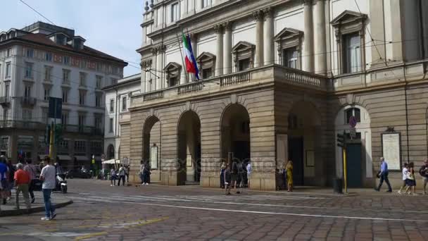 Personas caminando cerca de La Scala — Vídeo de stock