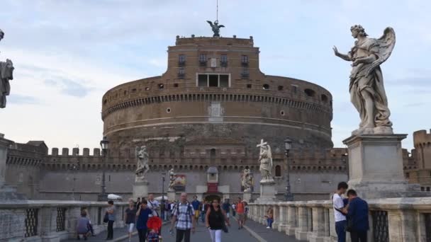 Turistas visitando Castel Sant 'Angelo — Vídeos de Stock