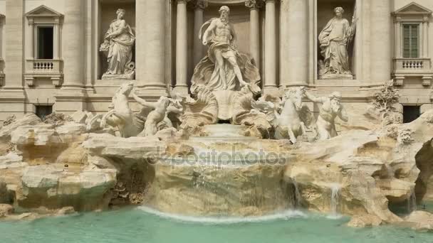 Famous Trevi fountain — Stock Video