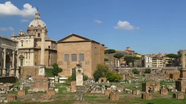 Toeristen lopen op de ruïnes van het oude Rome — Stockvideo