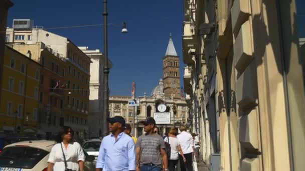 Turisták séta a hangulatos utcákon, Róma — Stock videók