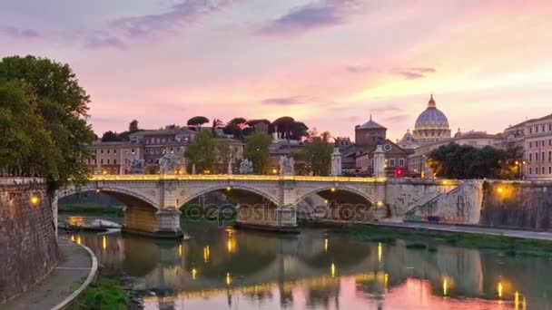 Slavného mostu přes řeku Tiberu — Stock video