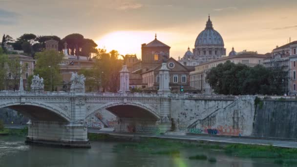 イタリア夕日バチカン テヴェレ川ローマ有名なヴィットリオ ・ エマニュエル橋のパノラマ 4 k の時間経過 — ストック動画