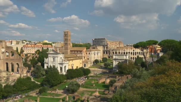 Antik Roma kalıntıları üzerine yürüyen turist — Stok video