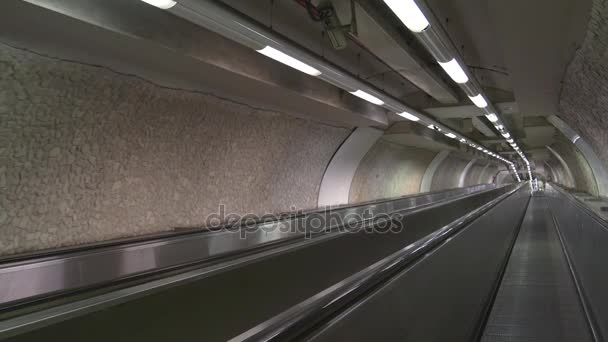 Bewegung auf Rolltreppe der U-Bahn — Stockvideo