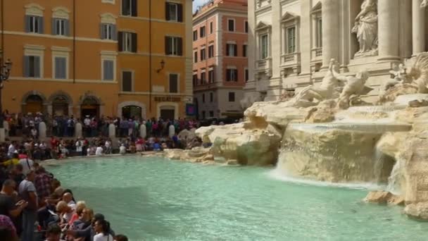 Toeristen in de buurt van fontaine in Rome — Stockvideo