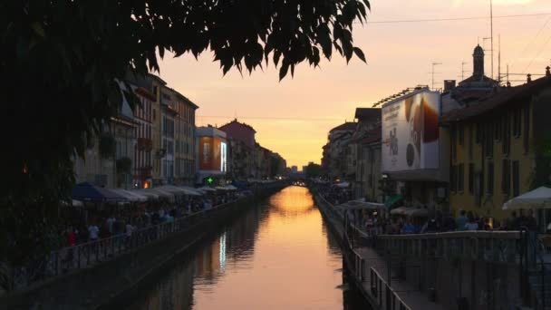 Canal de Naviglio Grande por la noche — Vídeos de Stock