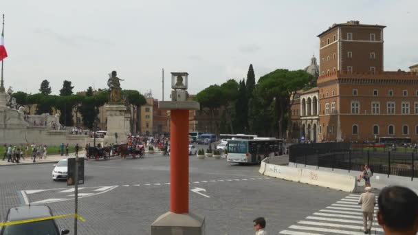 Turistas andando em ruas acolhedoras de Roma — Vídeo de Stock