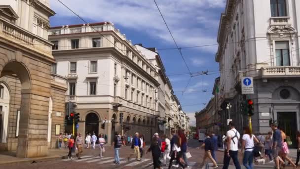 Personas caminando cerca de La Scala — Vídeo de stock