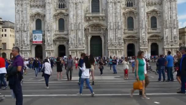 Οι τουρίστες που επισκέπτονται την πλατεία Piazza del Duomo — Αρχείο Βίντεο