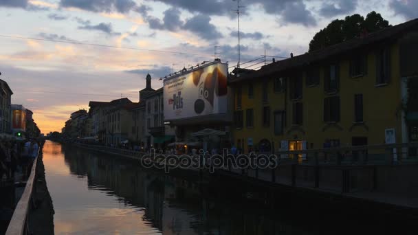 Naviglio Grande kanál ve večerních hodinách — Stock video